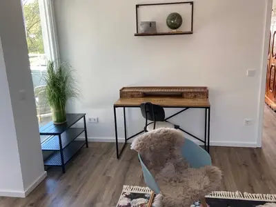 Gemütlicher Wohnbereich mit hölzernem Schreibtisch