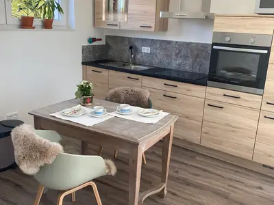 Voll ausgestattete, moderne Küche