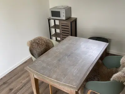 Großer Esstisch in der hellen Küche