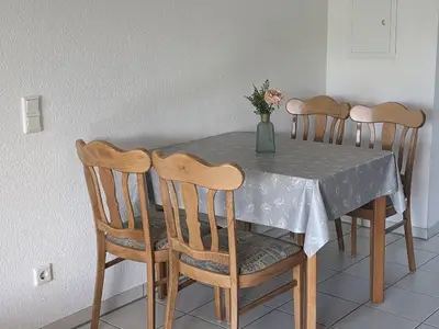gemütlicher Esstisch im Wohnraum