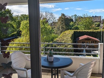 großer Balkon mit Blick in den Garten