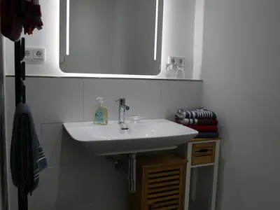 Luxusbadezimmer mit hinterleuchtetem Spiegel