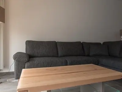 Die großzügige Couch dient auch als Schlafmöglichkeit