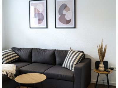 bequemes Sofa im modern eingerichteten Wohnzimmer