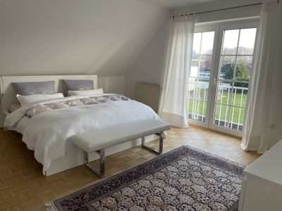 Gemütliches Schlafzimmer mit Blick nach draußen