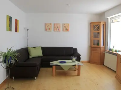 Wohnzimmer mit gemütlicher Couch