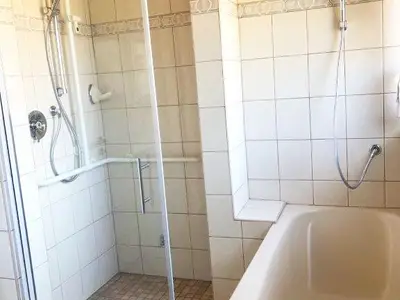Badezimmer mit Dusche und Badewanne