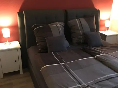 Schlafzimmer mit Boxspringbett - Ferienwohnung Amy