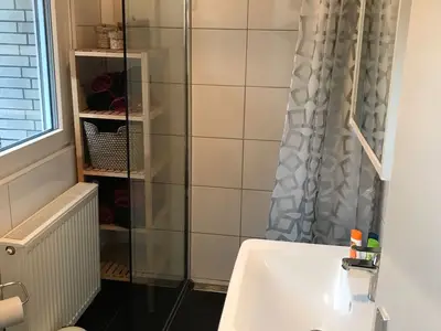 Badezimmer mit ebenerdiger Dusche - Ferienwohnung Amy