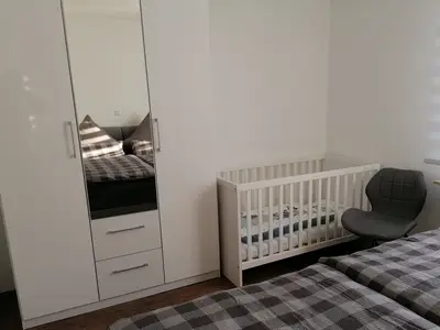 Schlafzimmer inkl. Babybett im Ferienhaus Schlüter