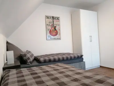Schlafzimmer mit zwei Einzelbetten im Ferienhaus Schlüter
