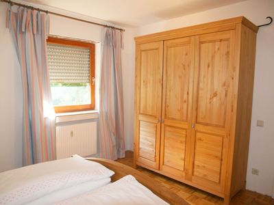 Schlafzimmer mit geräumigem Holzschrank