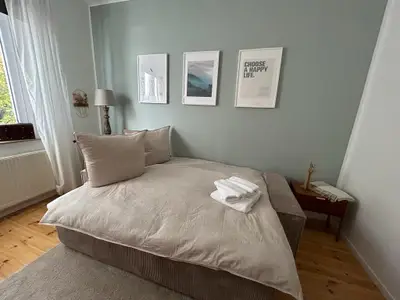 Zweites Schlafzimmer mit ausgezogener Schlafcouch