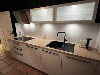 Modern eingerichtete Küche