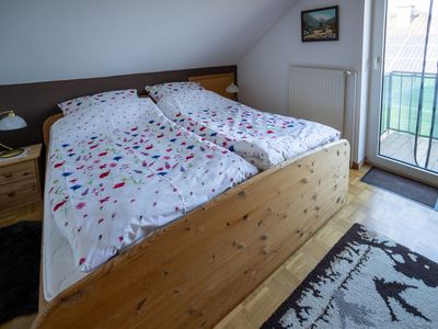 Wohliges Schlafzimmer mit Balkon