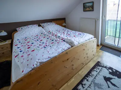 Wohliges Doppelbett im Schlafzimmer