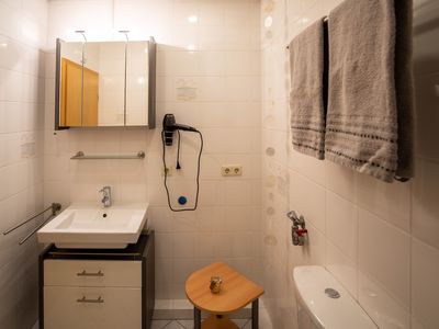 Das praktische Badezimmer mit Waschtisch und Föhn