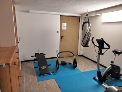Frisch renovierter Fitnessraum mit Boxsack