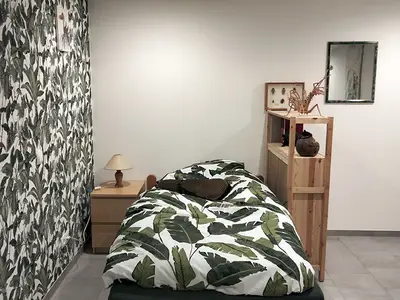 Einzelbett im Dschungel-Zimmer