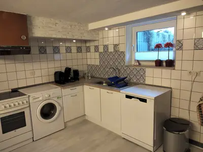 Küchenzeile mit Spül- und Waschmaschine