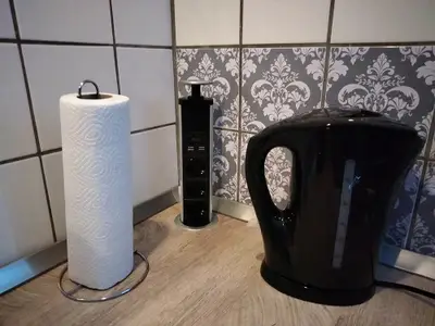 Steckdose, Wasserkocher und Küchenrolle
