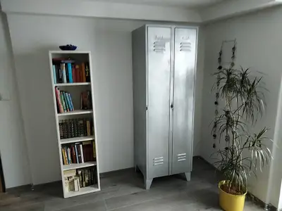 Lounge mit Bücherregal