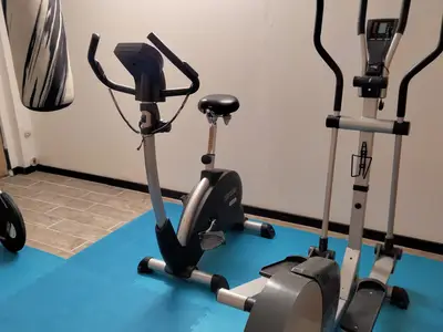 Frisch renovierter Fitnessraum mit verschiedenen Geräten