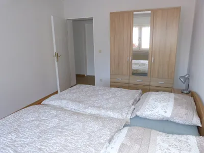 Das Schlafzimmer, ausgestattet mit einem Doppelbett und einem großzügigen Kleiderschrank