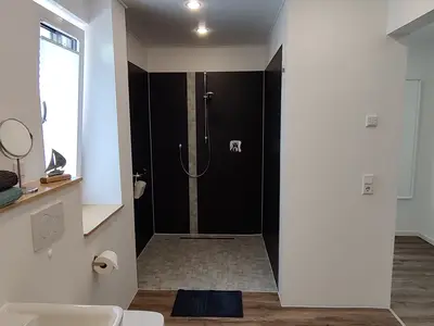 Badezimmer mit ebenerdiger Dusche
