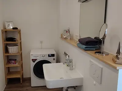 Badezimmer mit Waschtrockner-Kombi