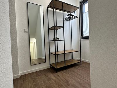 Eingangsbereich mit Spiegel und Garderobe