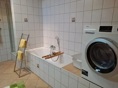 Auch eine Waschmaschine steht Ihnen im Bad zur Verfügung