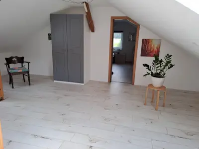 Wohnzimmer mit Blick ins Schlafzimmer