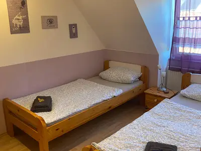 Schlafzimmer mit zwei Einzelbetten Ferienwohnung Kunterbunt Haltern am See