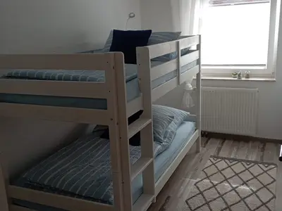 Gemütliches Stockbett und Kleiderschrank im zweiten Schlafzimmer (max. 100KG)