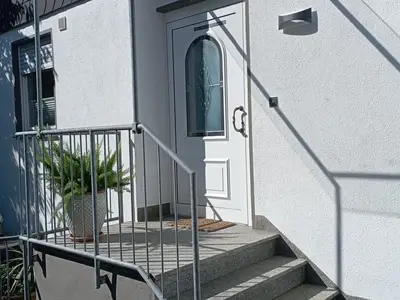 Sonniger Hauseingang der Ferienwohnung Stauseeperle
