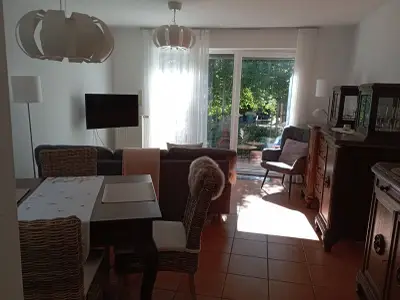 Wohn- und Essbereich mit Blick nach draußen