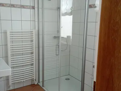1x1m Glasdusche im hellen Badezimmer