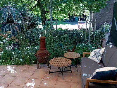 Ausziehbares Sofa und elektrische Gartenmarkise auf der Terrasse