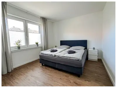 geräumiges Schlafzimmer mit Kingsize-Bett