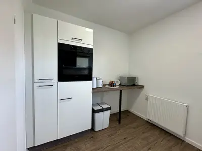 abgetrennte Küche mit Backofen und Ablagefläche