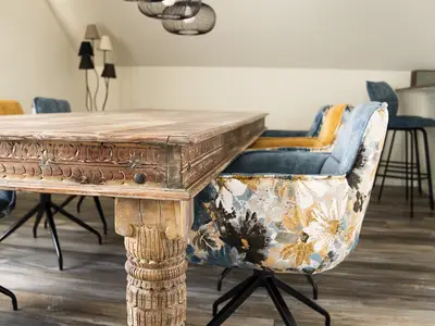 Wohnzimmer mit Holztisch