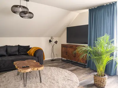 Großes Sofa mit Fernseher