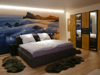 Das geräumige Schlafzimmer mit großem Doppelbett und Kleiderschrank