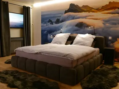 tolle Fototapete und virteulles Fenster geben dem Schlafzimmer einen Wohnlichen Charakter
