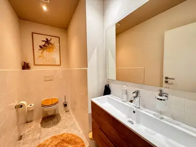 helles und modernes Badezimmer
