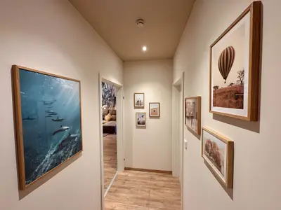 moderner Eingangsflur mit tollen Bildern