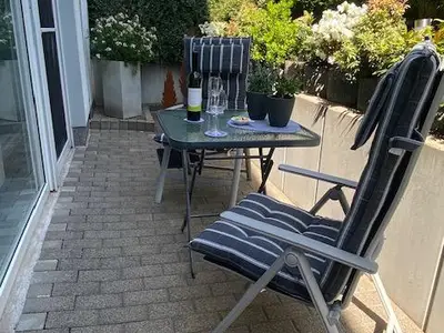 kleine Terasse mit Sitzmöbeln lädt zum verweilen ein