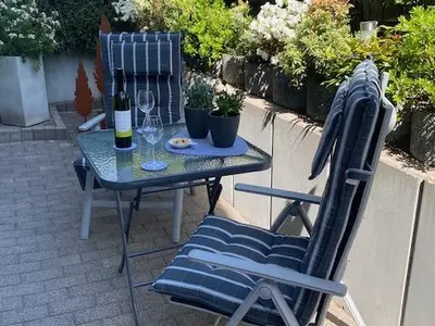 kleine Terasse mit Sitzmöbeln lädt zum verweilen ein