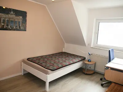 Schlafzimmer mit kleinem Bett Ferienwohnung Zwischen den Seen in Haltern am See